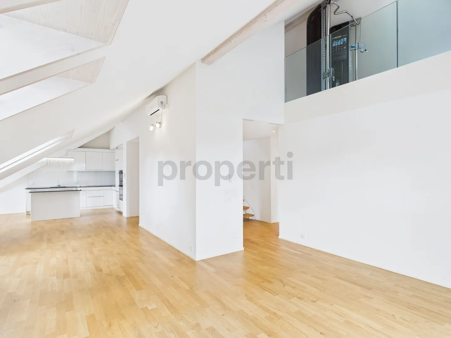 In natura ma comunque situato in posizione centrale, appartamento moderno di 4,5 stanze tranquillo a Opfikon, ZH - Foto 4 di 13