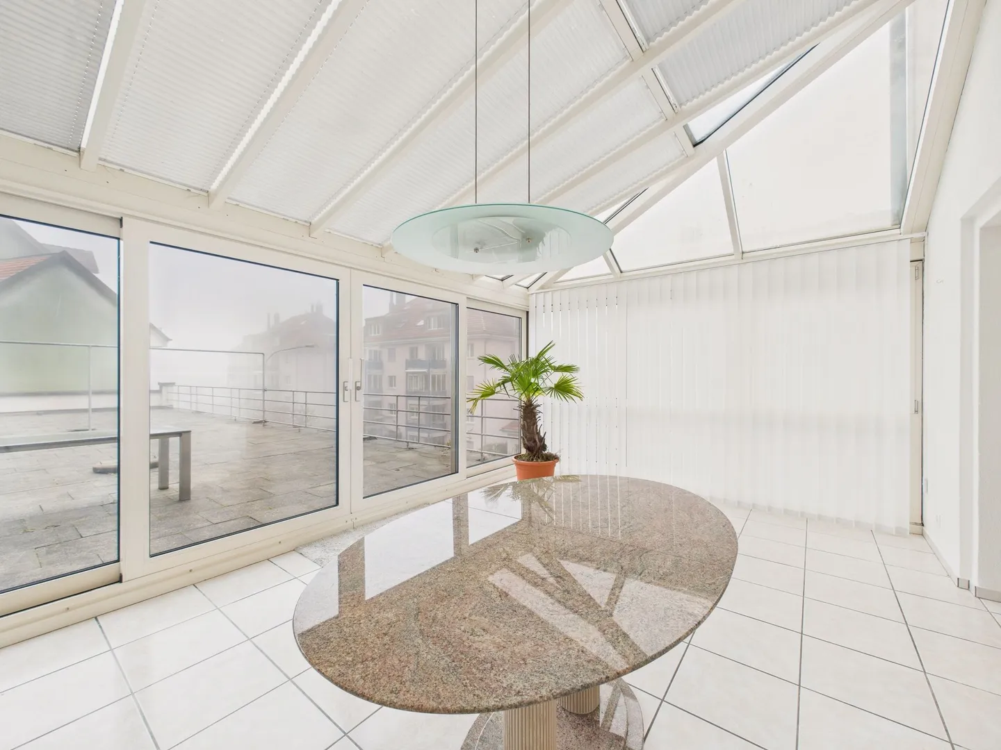 Appartamento di 4,5 stanze situato centralmente con terrazza di 200 m2 + giardino d'inverno di 18 m2 a San Gallo - Foto 9 di 11