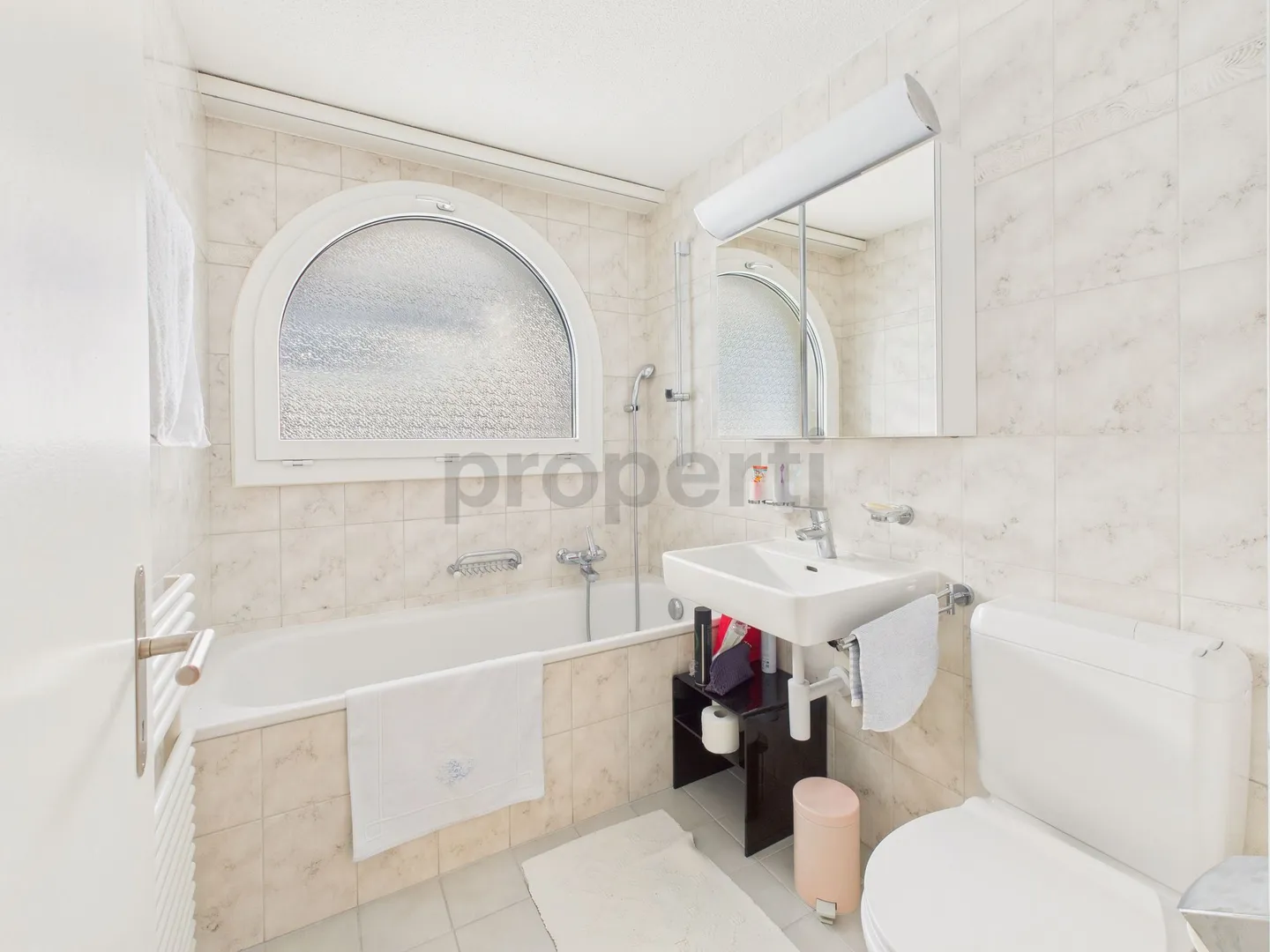 Bright 4.5-room apartment with lake view in Schindellegi - Photo 8 of 11