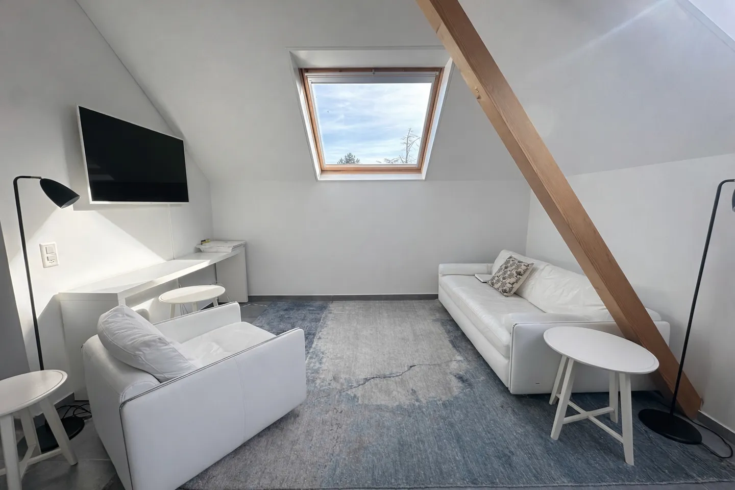 Vivre au-dessus des toits de Zurich - Appartement penthouse exclusif de 2,5 pièces avec terrasse ensoleillée - Photo 1 sur 10