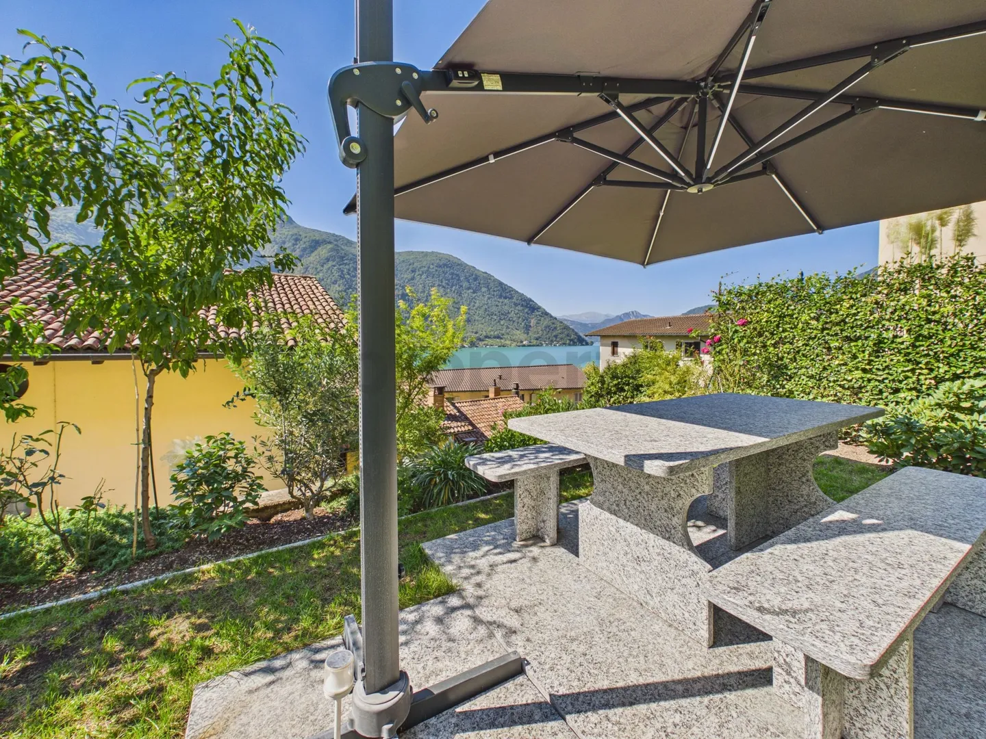 Attico con Vista Lago Spettacolare, Giardino Privato con pergolato, Panorama & Standing Superiore! - Photo 5 of 7