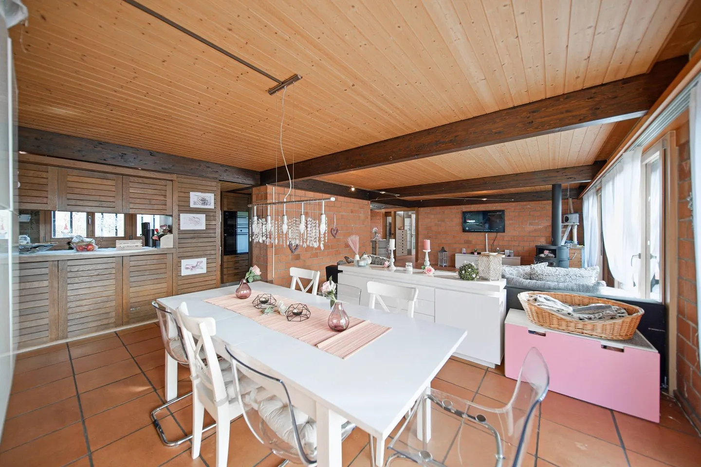 Bungalow-like Residential House with Separate Commercial Area - Photo 4 of 5