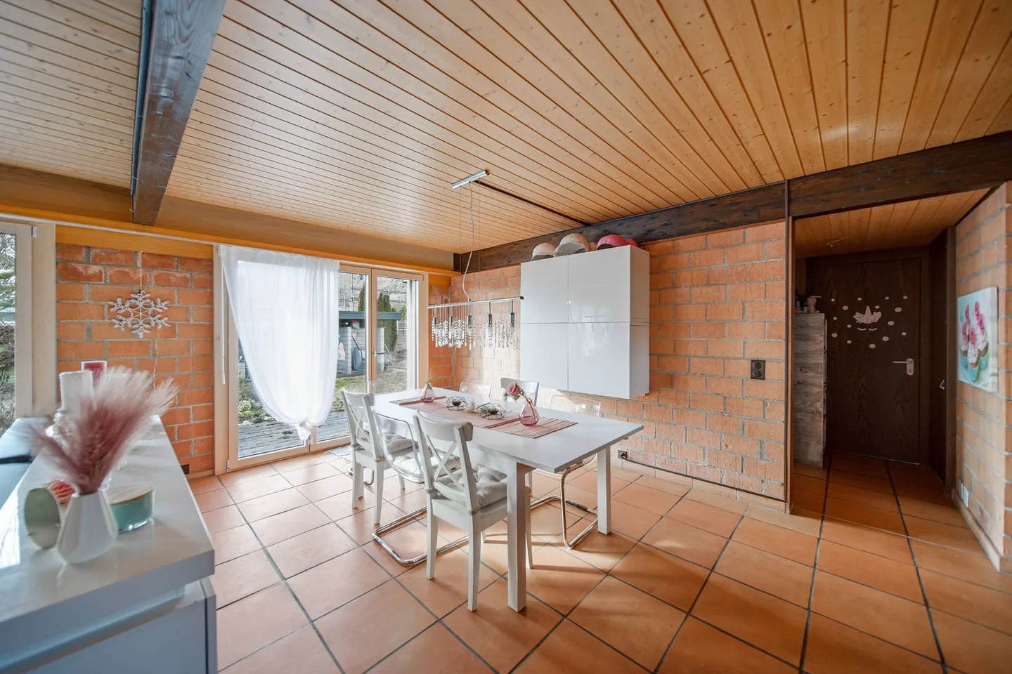 EMPLACEMENT STRATÉGIQUE – MAISON SEMBLABLE À UN BUNGALOW AVEC 412 M² DE SURFACE UTILE TOTALE - Photo 5 sur 5