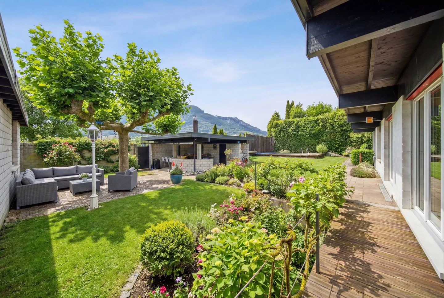 STRATEGIC LOCATION – BUNGALOW-LIKE HOUSE WITH 412 M² TOTAL USABLE AREA - Photo 1 of 5