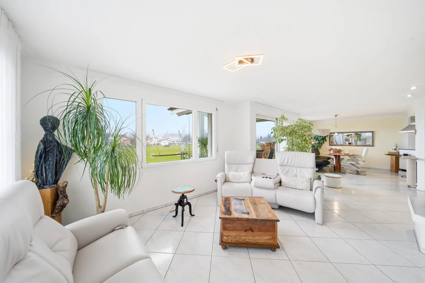 AMPIO & BEN CURATO APPARTAMENTO DI 4.5 STANZE TRA RIGI E ZUGERSEE - Foto 2 di 5