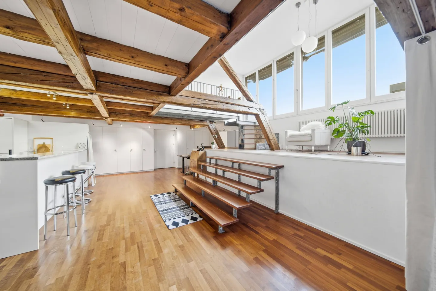 DUPLEX HISTORIQUE DE 6 PIÈCES AVEC TERRASSE SUR LE TOIT ET CARACTÈRE DE LOFT À LAUPEN ZH - Photo 1 sur 5