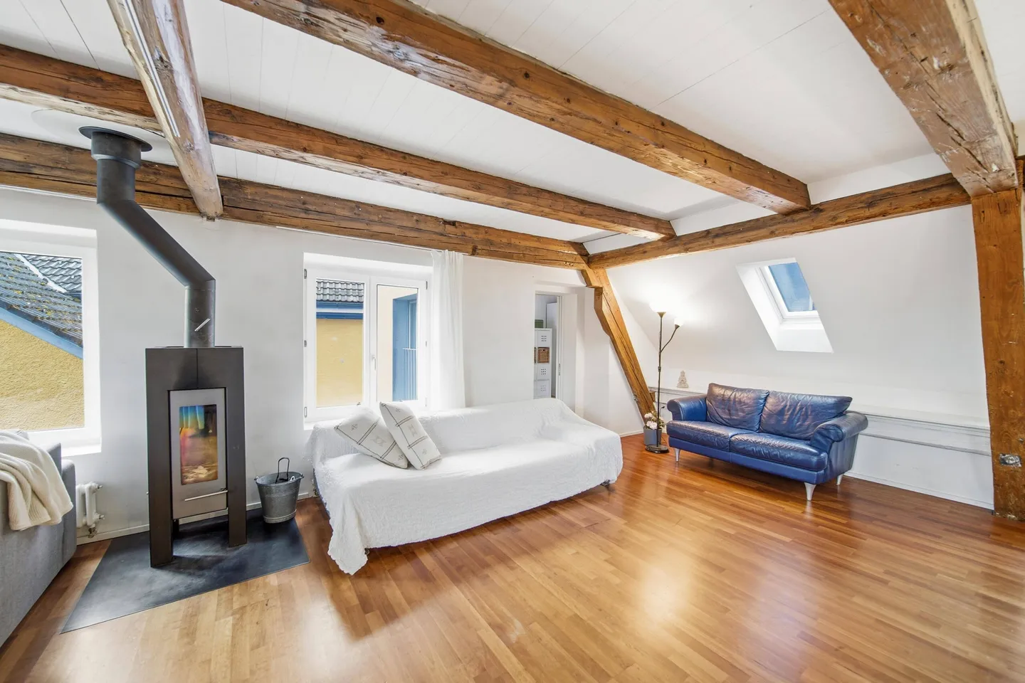 DUPLEX HISTORIQUE DE 6 PIÈCES AVEC TERRASSE SUR LE TOIT ET CARACTÈRE DE LOFT À LAUPEN ZH - Photo 3 sur 5