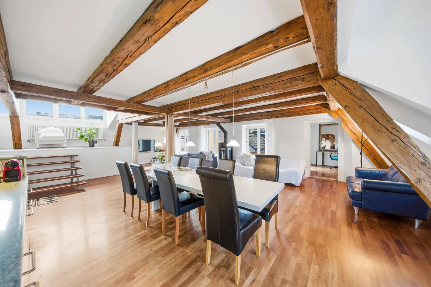 DUPLEX HISTORIQUE DE 6 PIÈCES AVEC TERRASSE SUR LE TOIT ET CARACTÈRE DE LOFT À LAUPEN ZH - Photo 5 sur 5