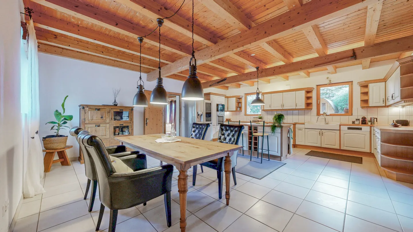 Charmant et Divers – Maison Multigénérationnelle avec Écurie - Photo 2 sur 5