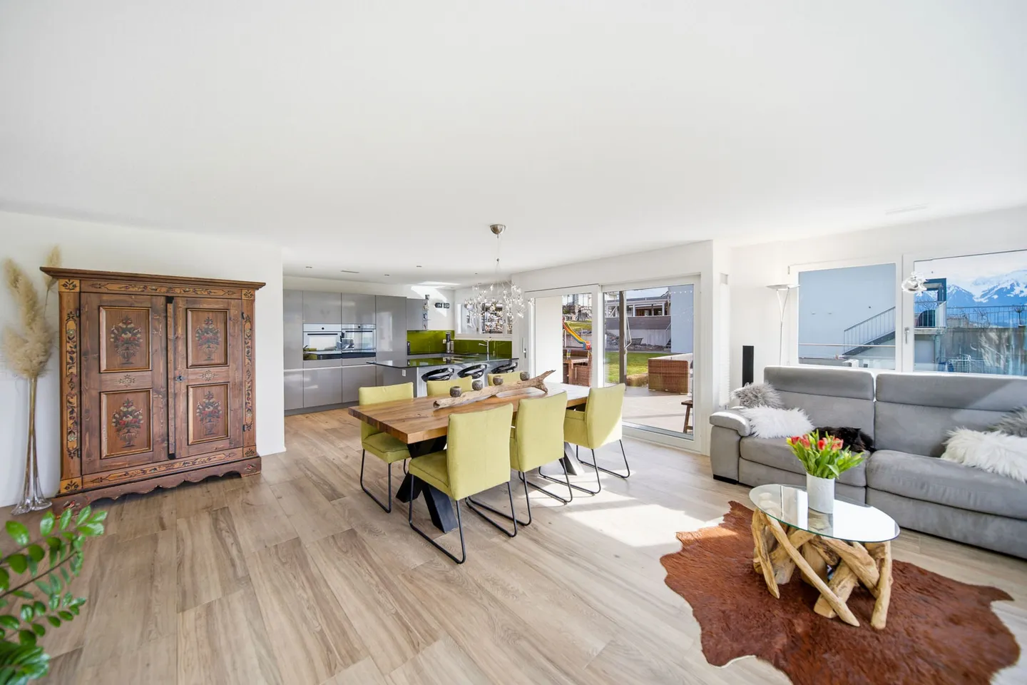 APPARTEMENT DE JARDIN MODERNE AVEC UNE VUE DE RÊVE SUR LES ALPES BERNOISES - Photo 2 sur 5