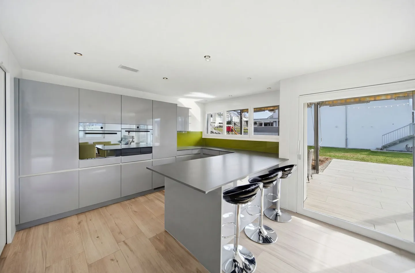 APPARTEMENT DE JARDIN MODERNE AVEC UNE VUE DE RÊVE SUR LES ALPES BERNOISES - Photo 5 sur 5