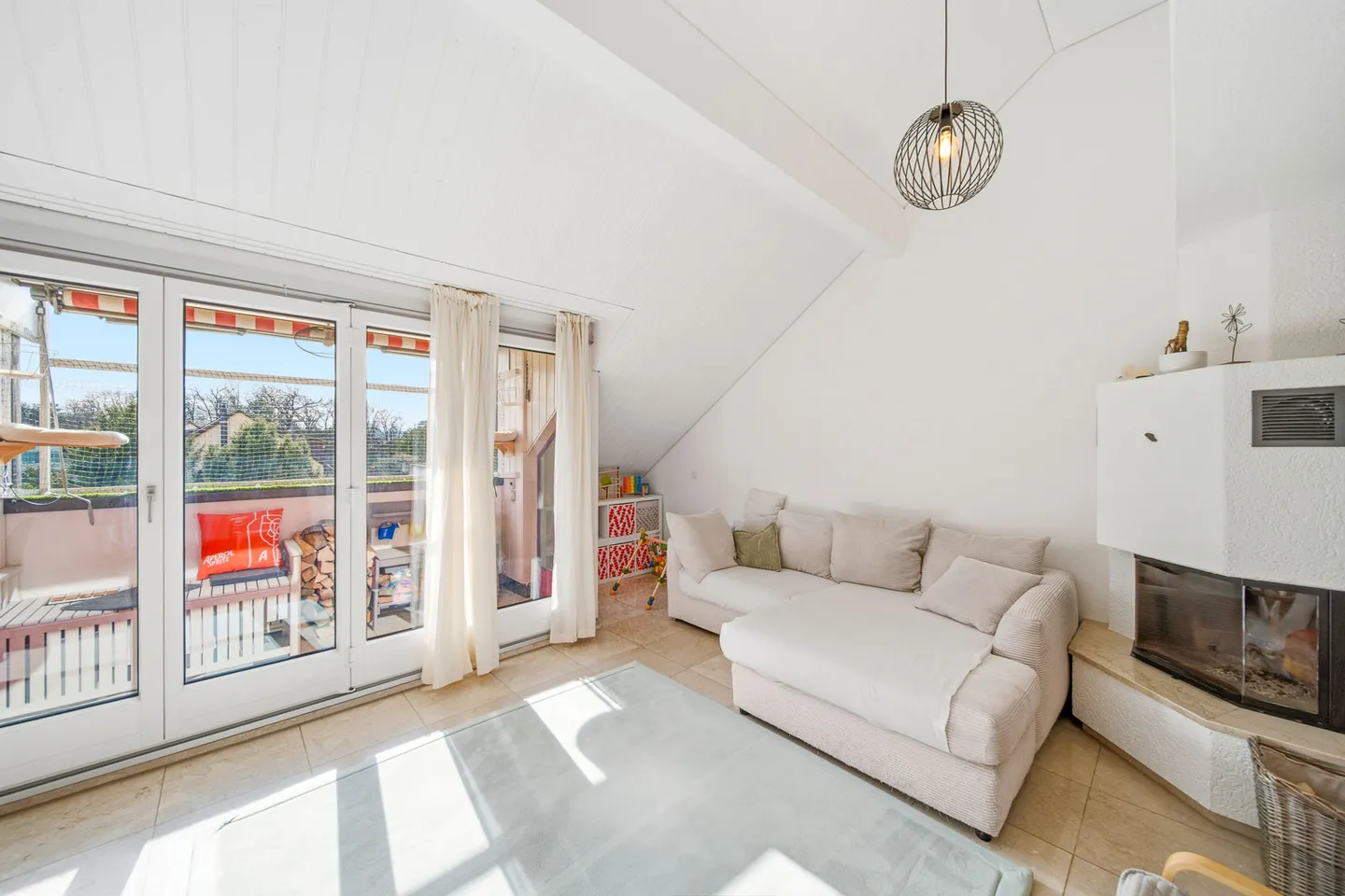 Confort de vie sur deux niveaux – Maisonette de 4,5 pièces à quelques minutes de la ville - Photo 2 sur 5