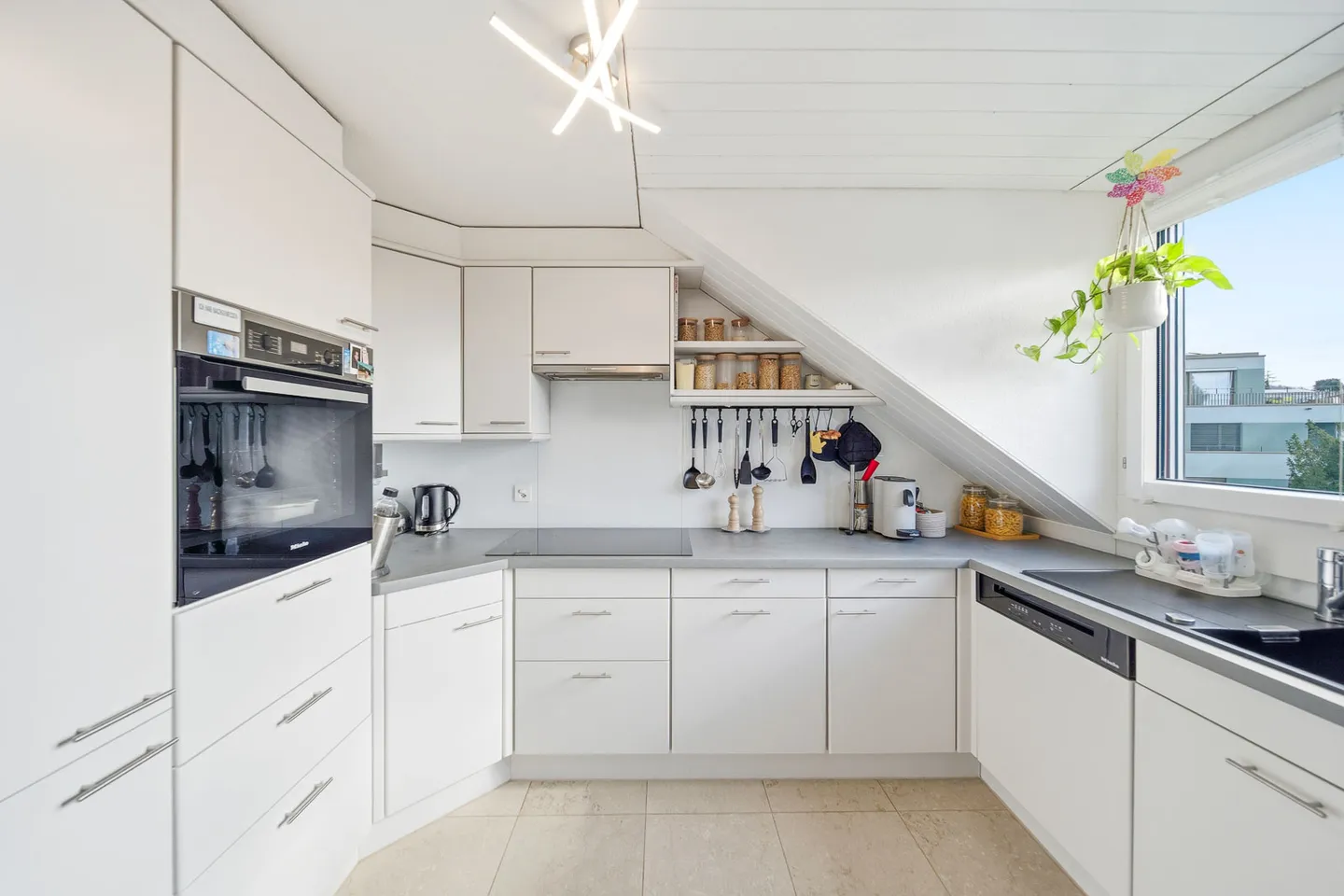 Confort de vie sur deux niveaux – Maisonette de 4,5 pièces à quelques minutes de la ville - Photo 3 sur 5