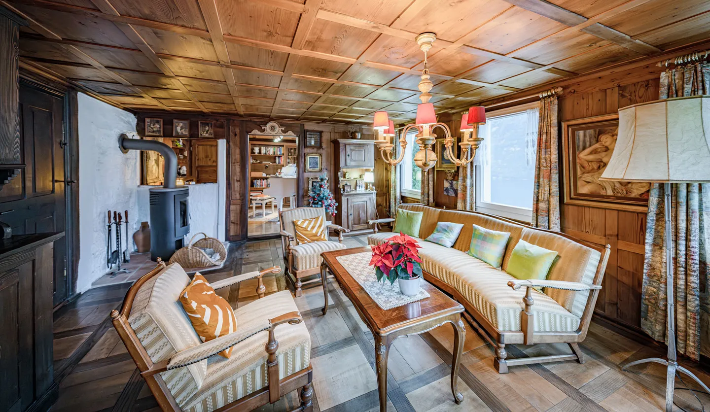 URSWISS RESIDENTIAL GEM ON THE SUNNY SLOPE - Photo 2 of 5