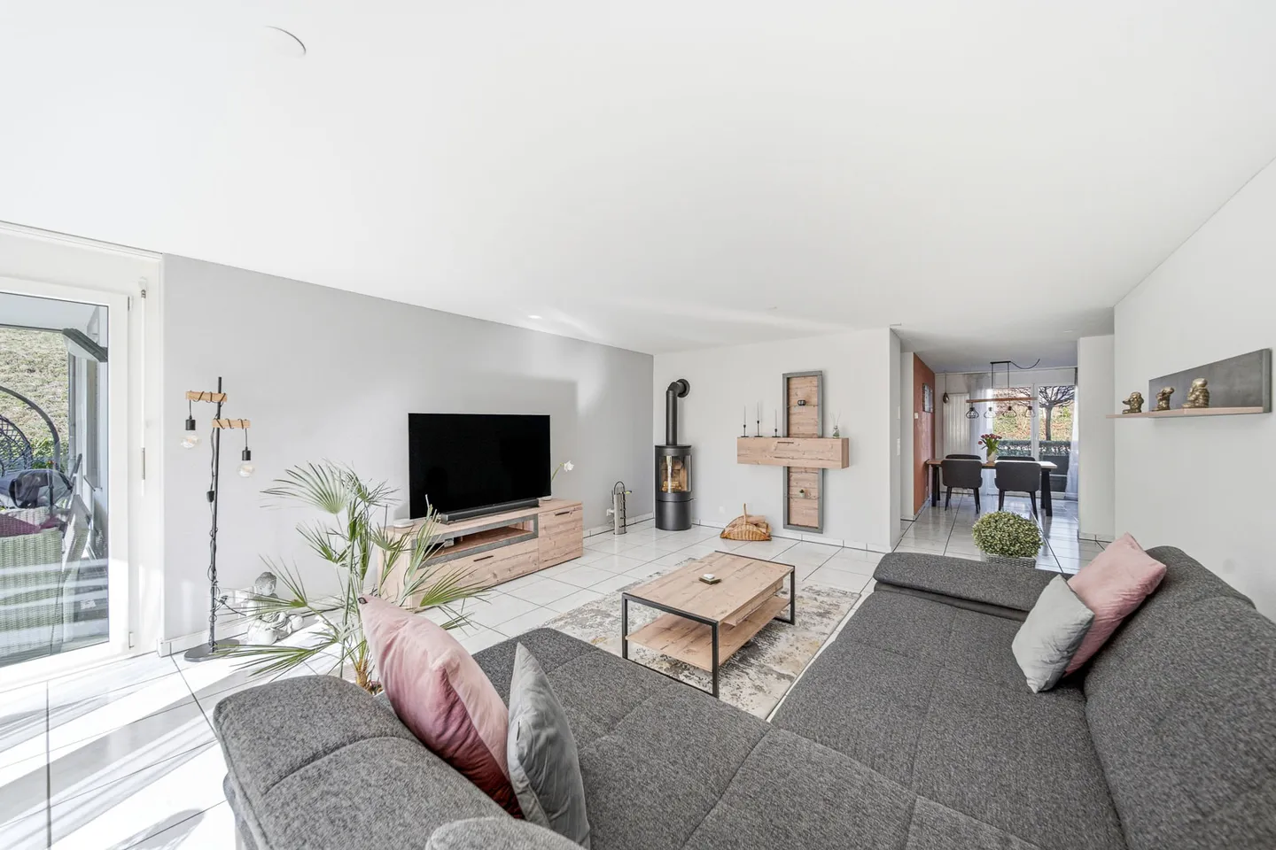 SCHICKE GARTENWOHNUNG ZWISCHEN ZUGER- UND VIERWALDSTÄTTERSEE - Photo 3 of 5