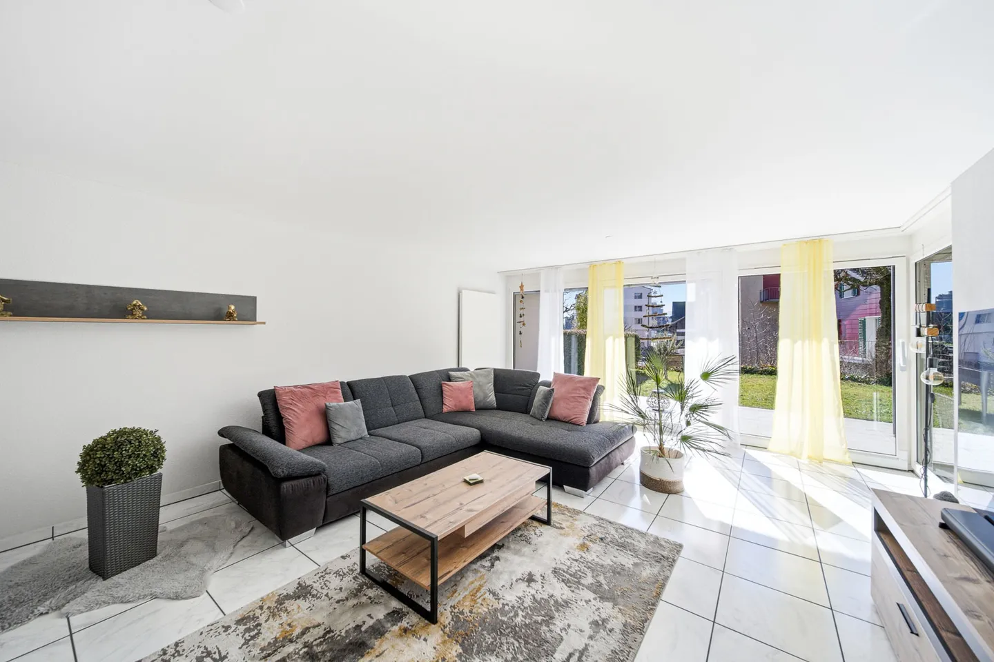 SCHICKE GARTENWOHNUNG ZWISCHEN ZUGER- UND VIERWALDSTÄTTERSEE - Photo 2 of 5