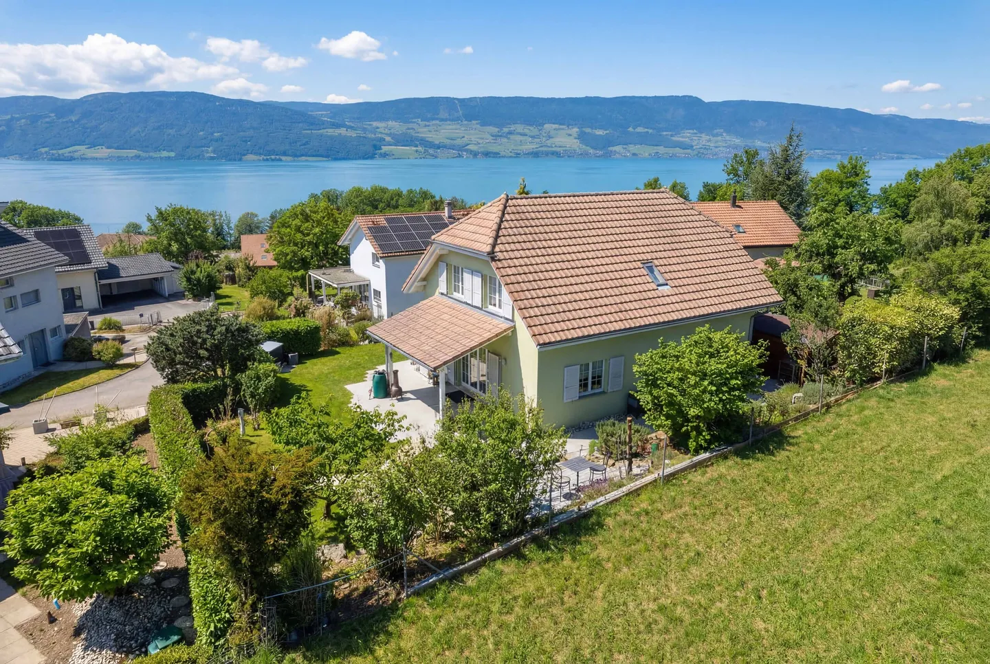 FREIHSTEHENDE LANDHAUSVILLA MIT BLICK AUF NEUENBURGERSEE - Foto 1 von 5