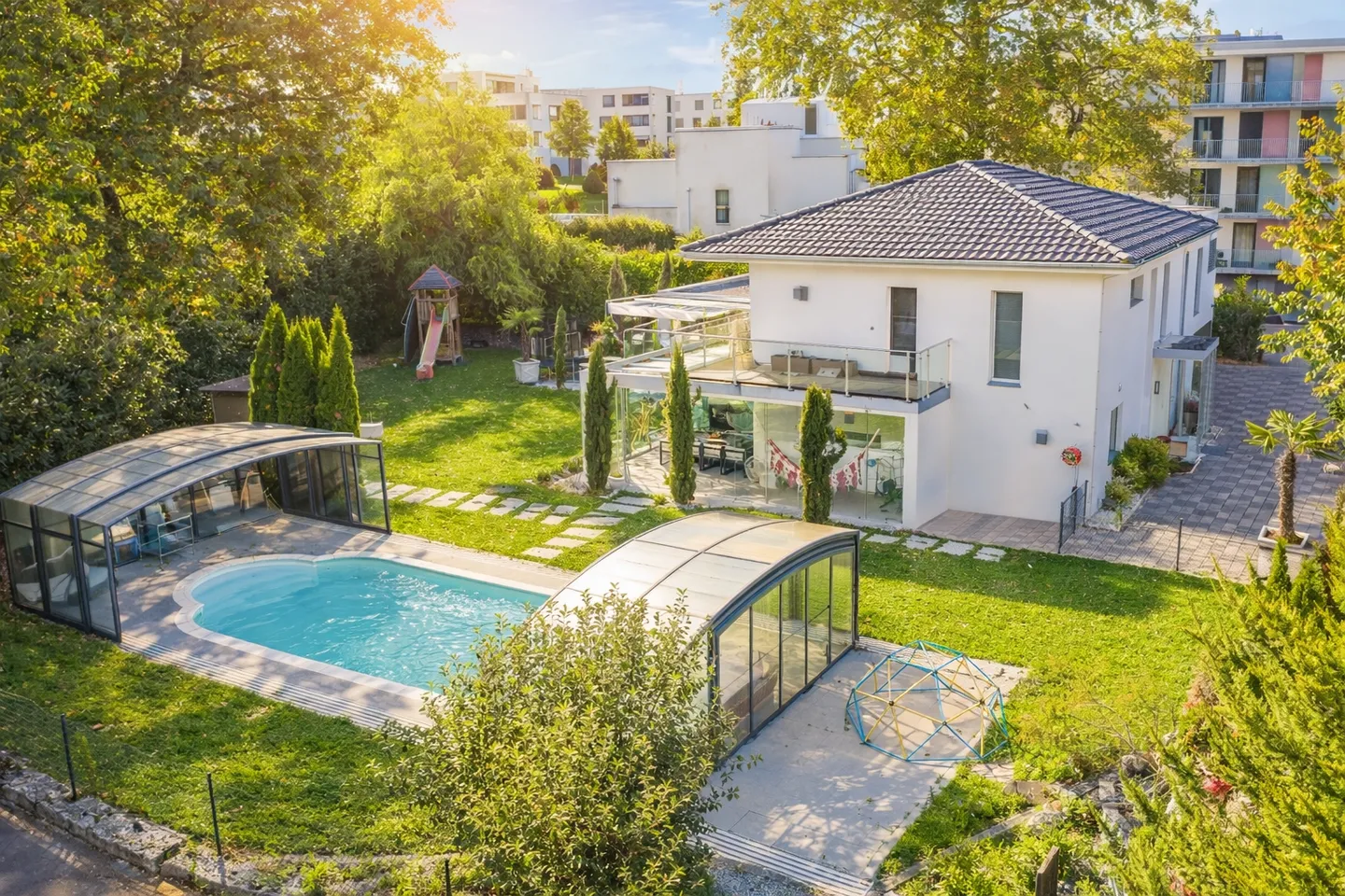 DEUX GÉNÉRATIONS, UNE MAISON – MAISON MULTI-GÉNÉRATIONNELLE AVEC PISCINE - Photo 1 sur 5