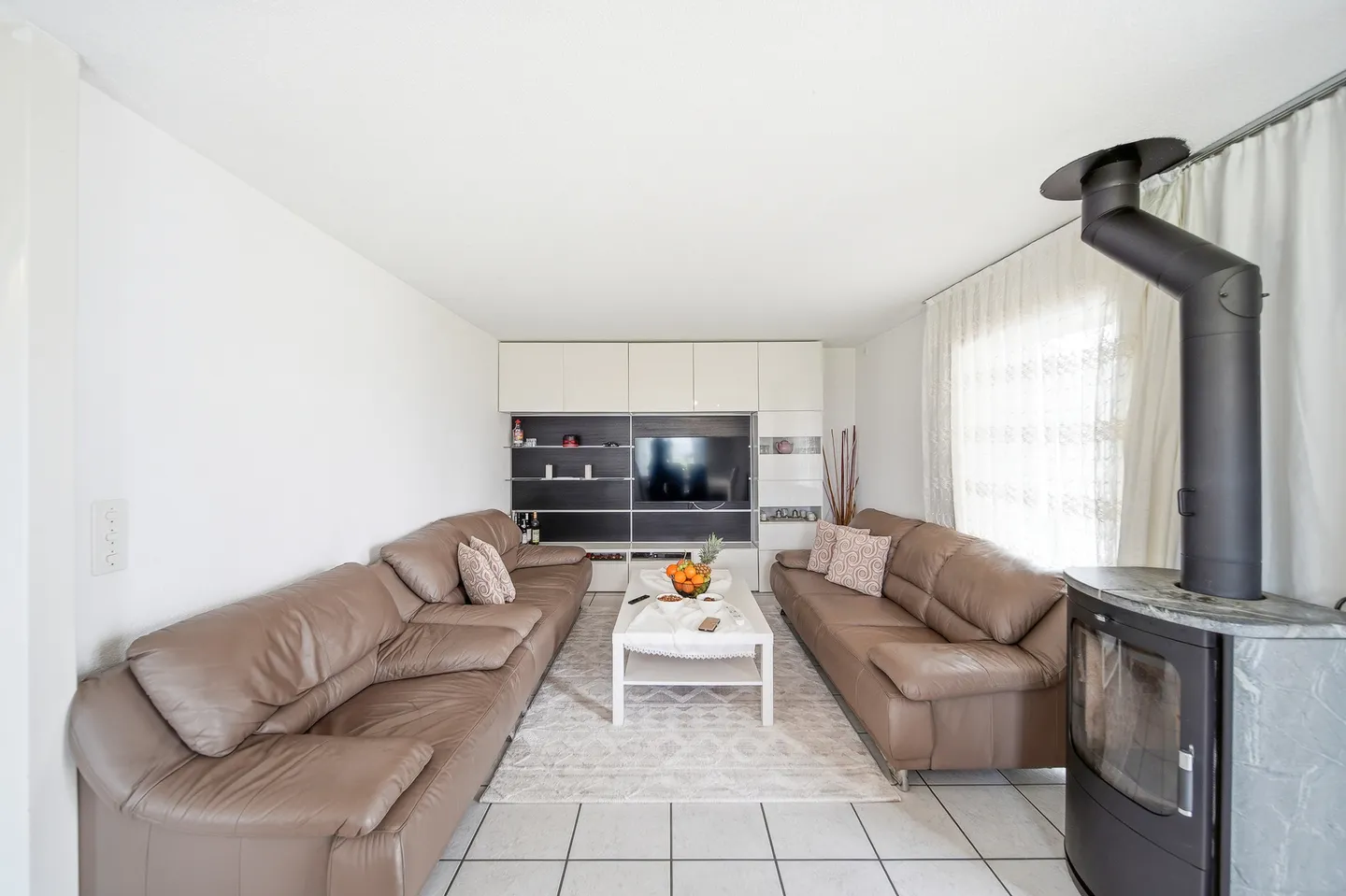 VERSATILE 8.5-ROOM MIXED-USE PROPERTY WITH COMMERCIAL COMPONENT AND UNOBSTRUCTED LOCATION IN ARCH - Photo 2 of 5