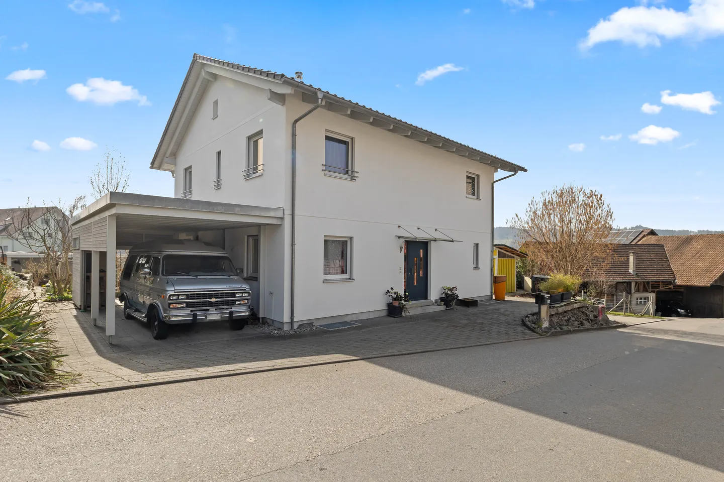 SPACIOUS & COMFORTABLE – MODERN 5.5 ROOM SINGLE-FAMILY HOUSE - Photo 1 of 5