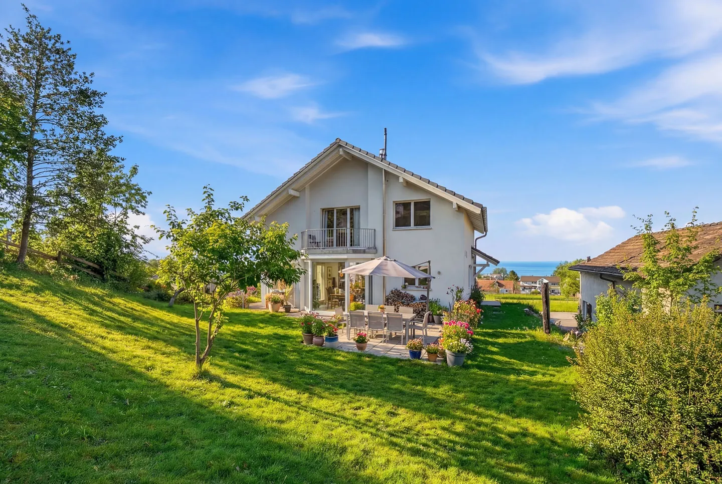 Casa indipendente con vista lago nel verde - Foto 1 di 5