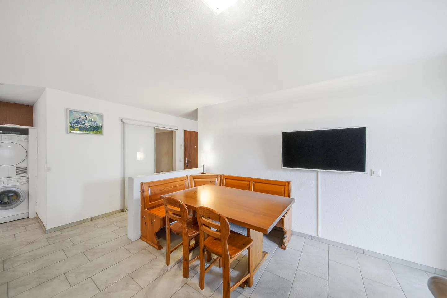 Charming 2.5-Room Apartment with Winter Garden and Green Area - Photo 2 of 5