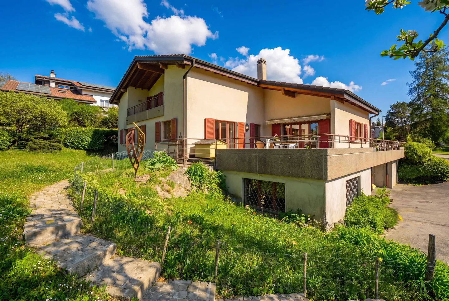 GRANDE OPPORTUNITÉ À FREIBURG – MAISON MULTIFAMILIALE AVEC 3 APPARTEMENTS - Photo 1 sur 5