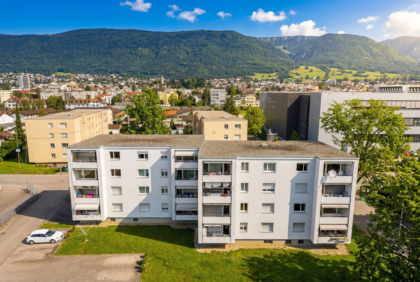 RENDITESTARKES MEHRFAMILIENHAUS (BR 4.58 %) MIT 16 EINHEITEN IN GRENCHEN - Photo 1 sur 5