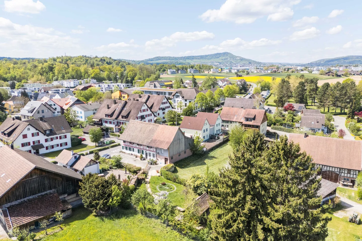 GESCHICHTE SCHREIBEN &amp; 8211; MEHRGENERATIONENHAUS MIT POTENZIAL IN OBERGLATT - Photo 2 sur 5