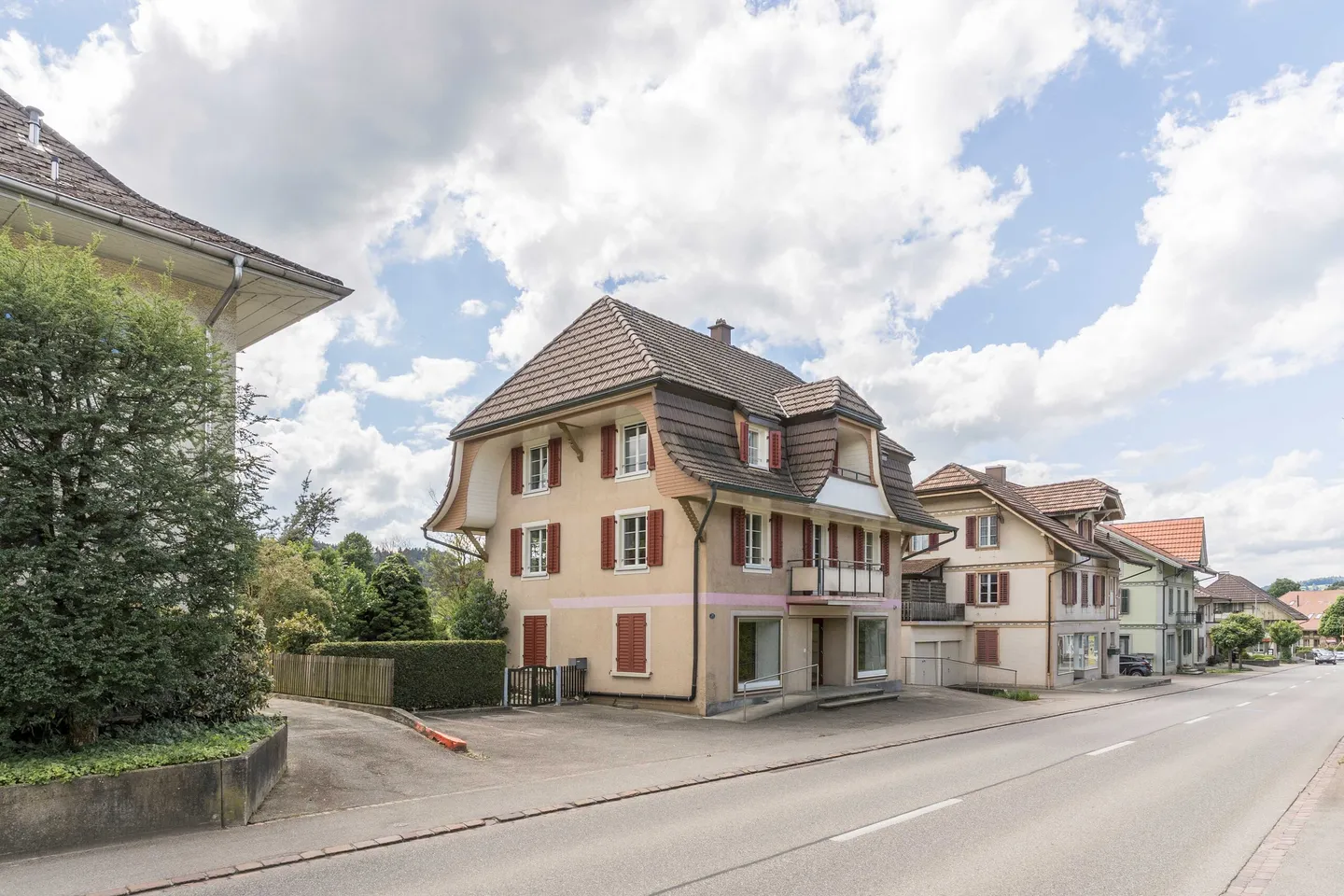 FLÄCHENGROSSES WOHN- UND GESCHÄFTSHAUS IM DORFZENTRUM - Photo 1 sur 5