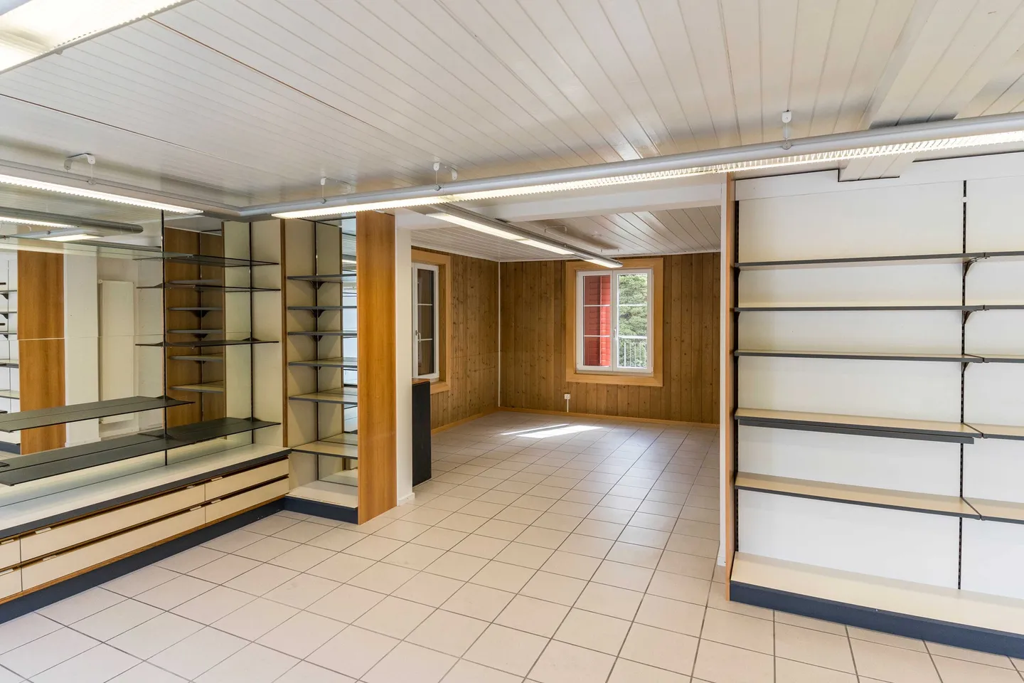 FLÄCHENGROSSES WOHN- UND GESCHÄFTSHAUS IM DORFZENTRUM - Photo 4 sur 5