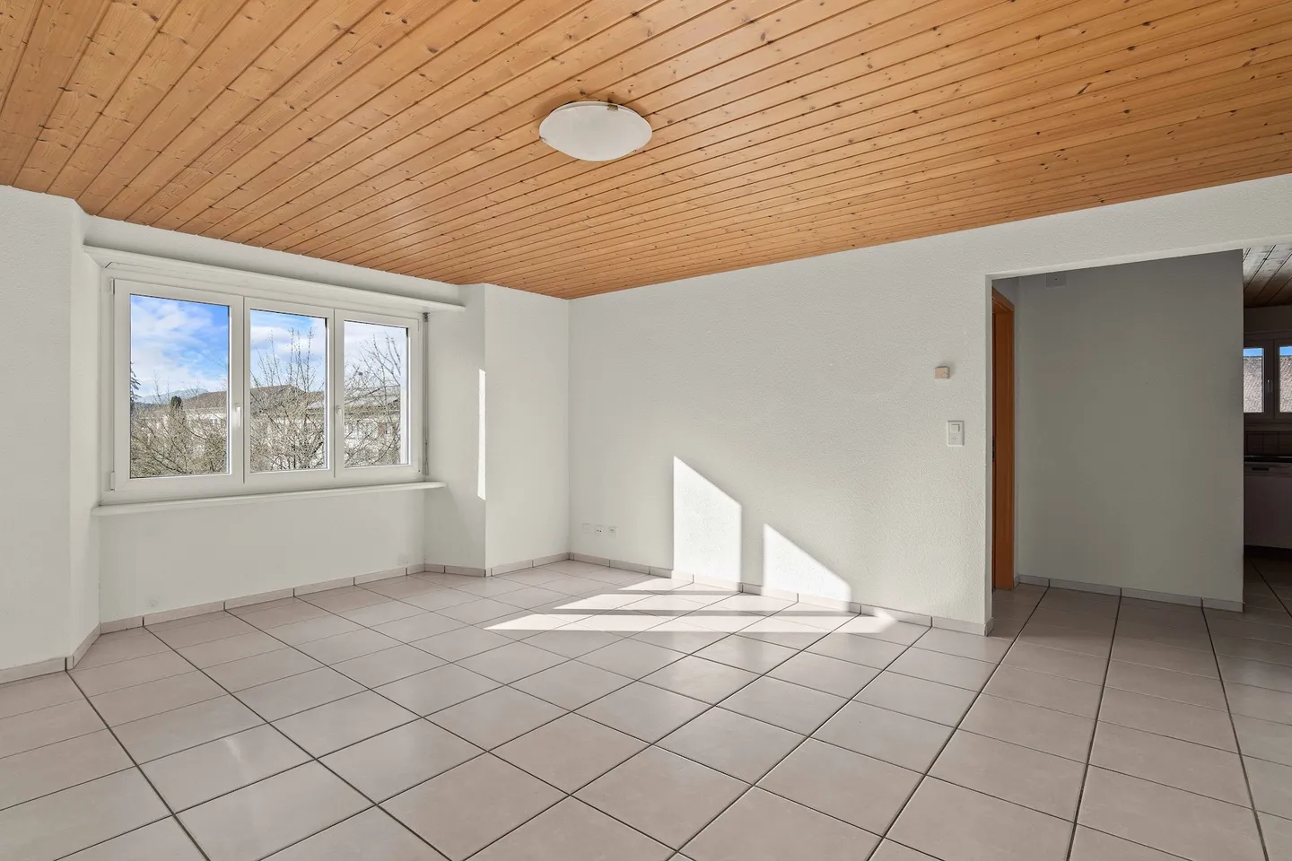 APPARTAMENTO ATTRATTIVO CON BALCONE E VISTA VERDE - Foto 4 di 5