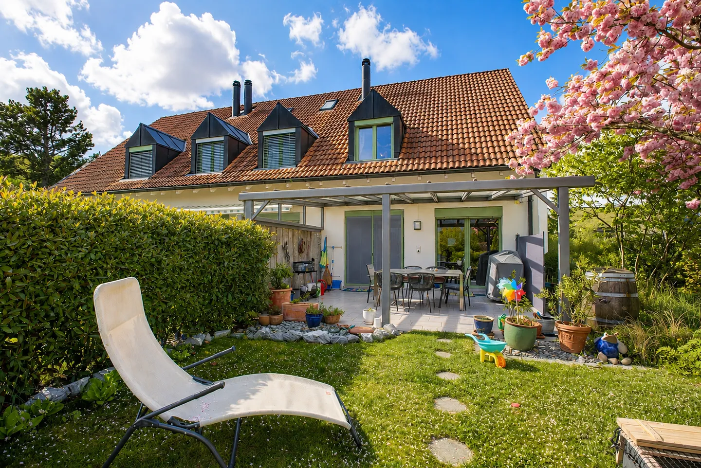 Charmantes Reihenendhaus mit Garten - Foto 1 von 5