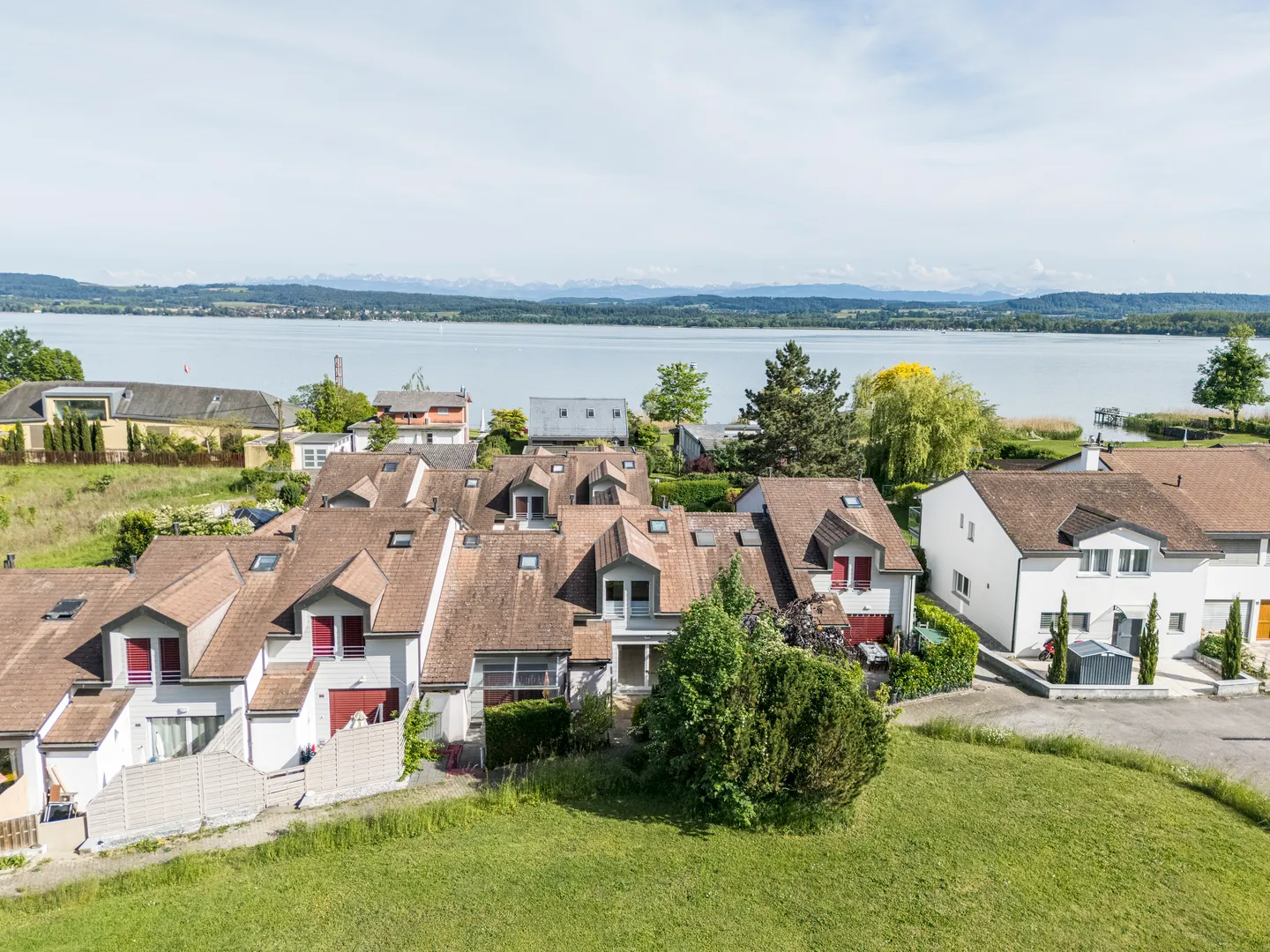 REIHENMITTELHAUS AM MURTENSEE MIT PRIVATEM SEEANSTOSS - Foto 3 di 5