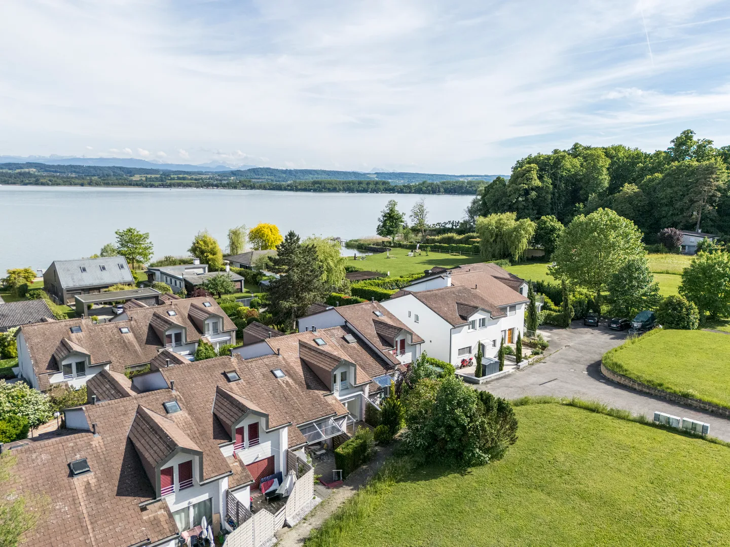 REIHENMITTELHAUS AM MURTENSEE MIT PRIVATEM SEEANSTOSS - Foto 1 di 5