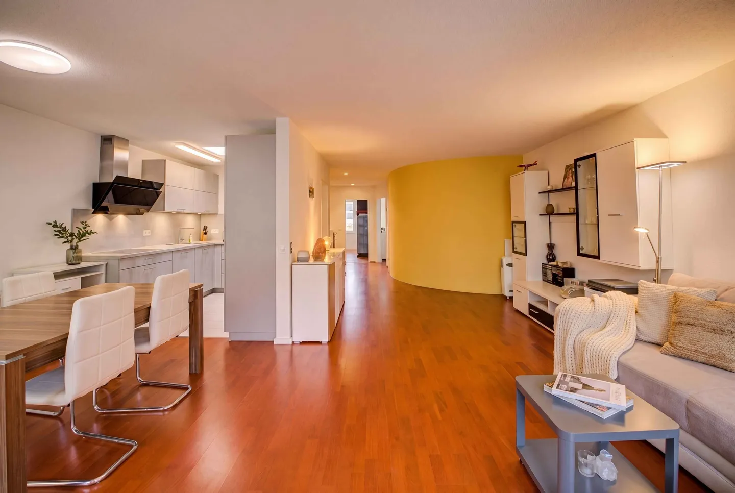 RASSIGE UND BESTENS UNTERHALTENE 3.5 ZIMMER WOHNUNG - Foto 1 von 5