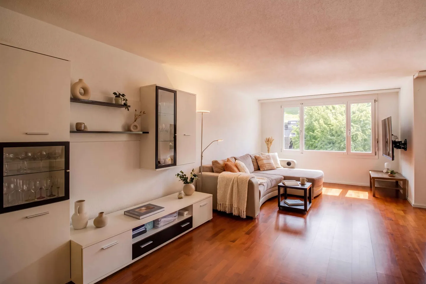 RASSIGE UND BESTENS UNTERHALTENE 3.5 ZIMMER WOHNUNG - Foto 2 von 5