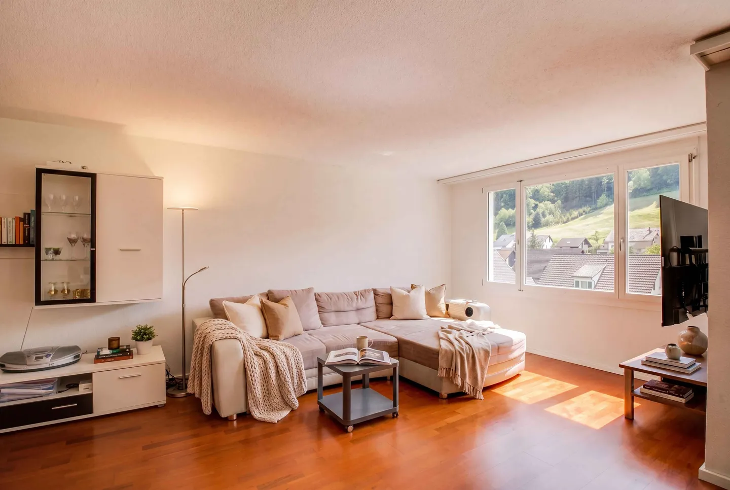 RASSIGE UND BESTENS UNTERHALTENE 3.5 ZIMMER WOHNUNG - Foto 3 von 5
