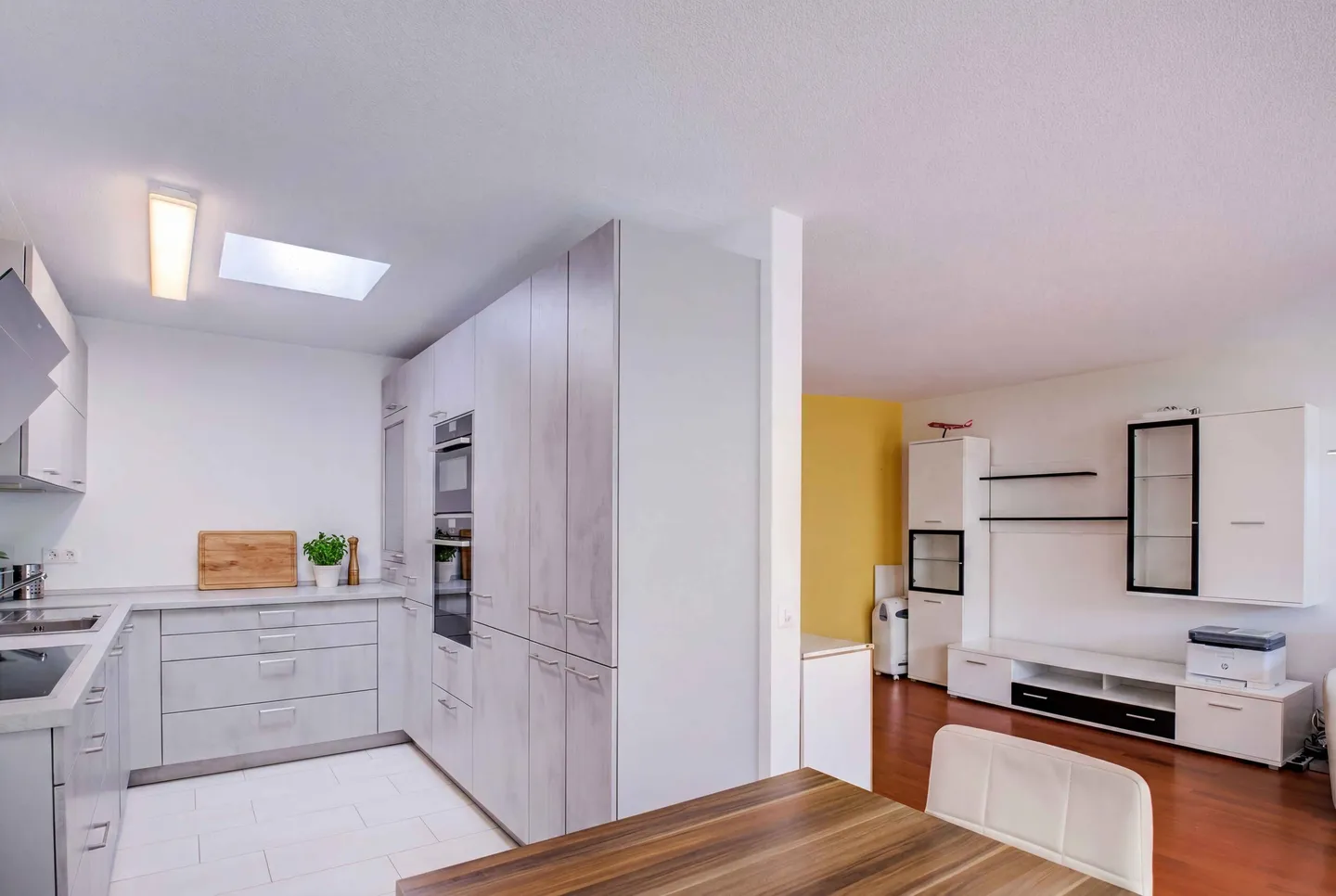 RASSIGE UND BESTENS UNTERHALTENE 3.5 ZIMMER WOHNUNG - Foto 5 von 5