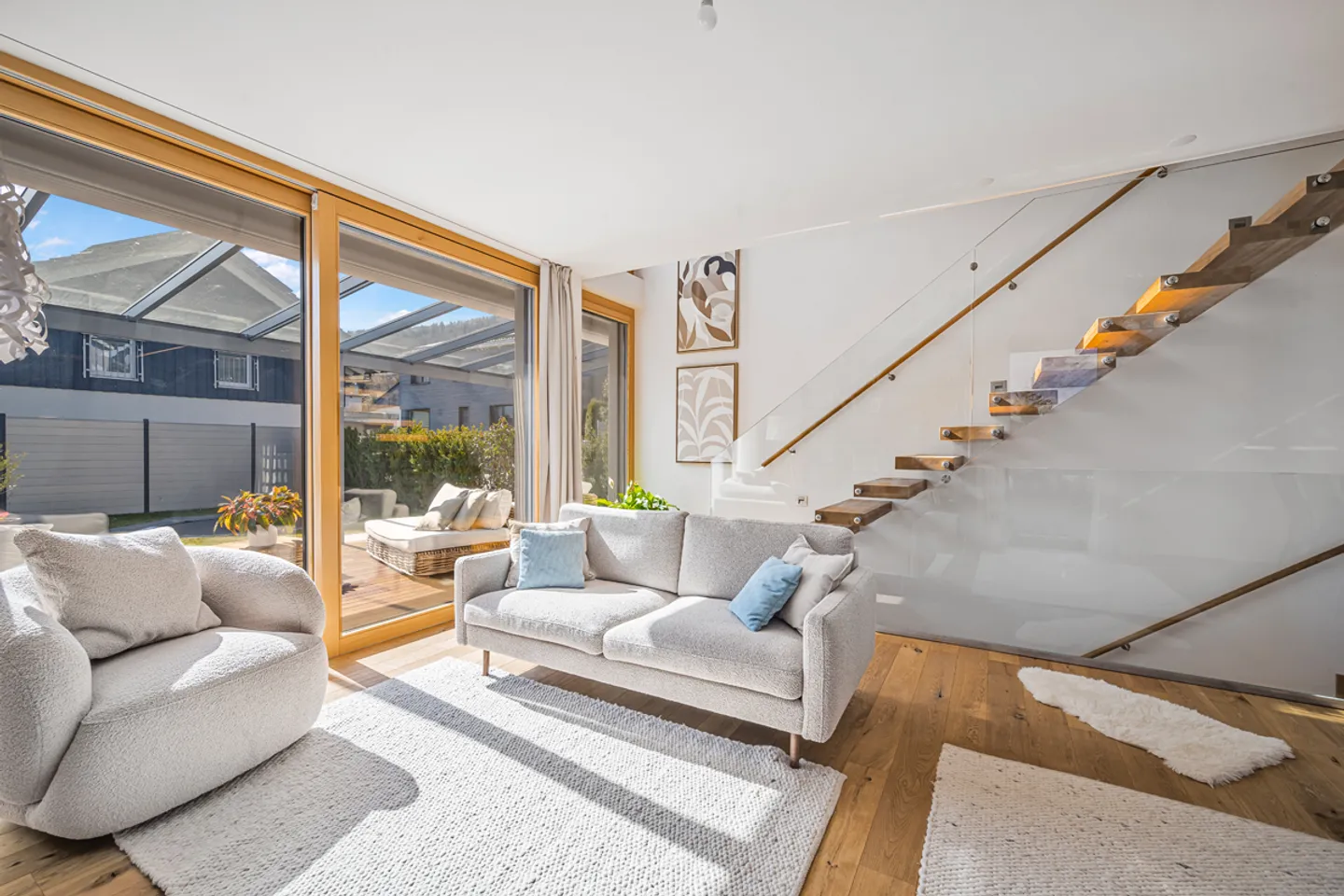 REFINED AND MODERN: DETACHED SINGLE-FAMILY HOUSE IN A QUIET LOCATION - Photo 3 of 5