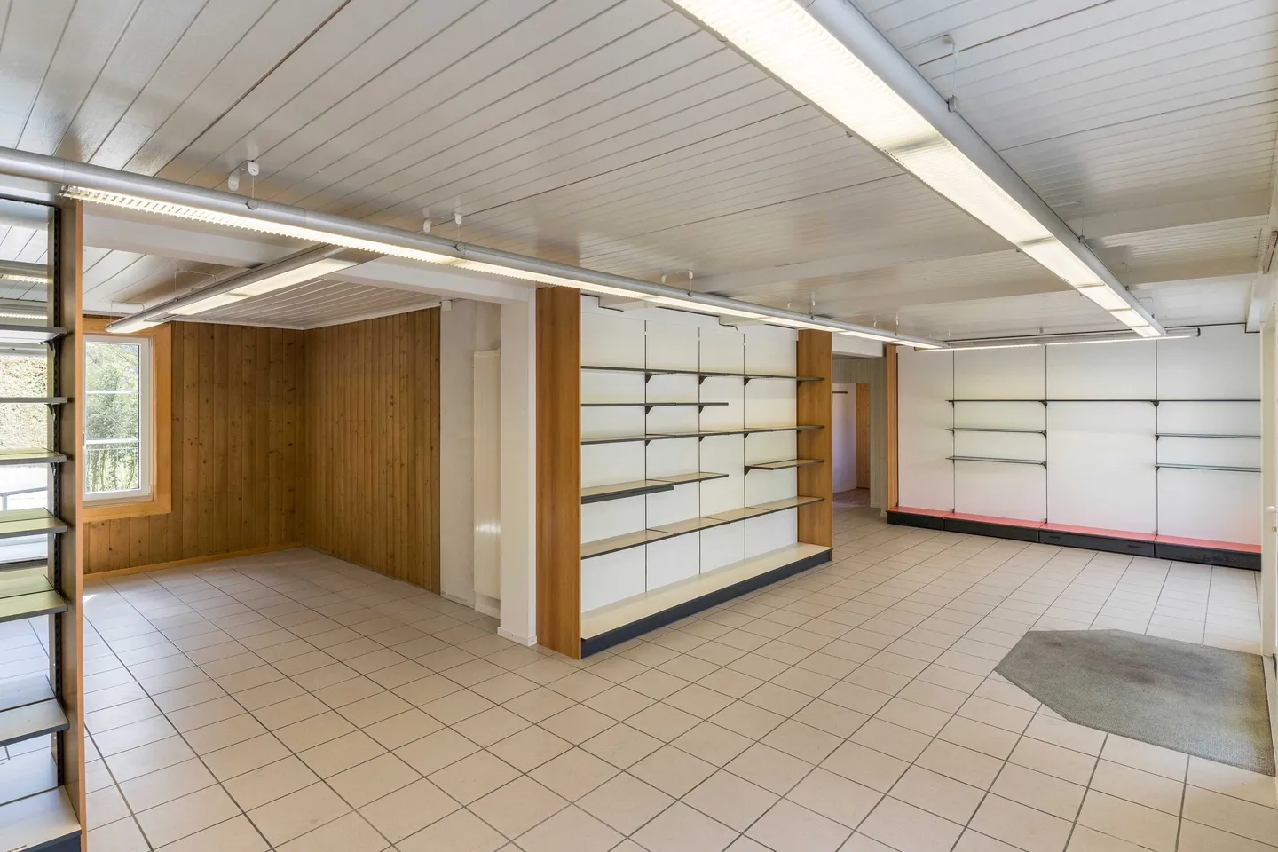 FLÄCHENGROSSES EINFAMILIENHAUS IM DORFZENTRUM - Foto 3 von 5