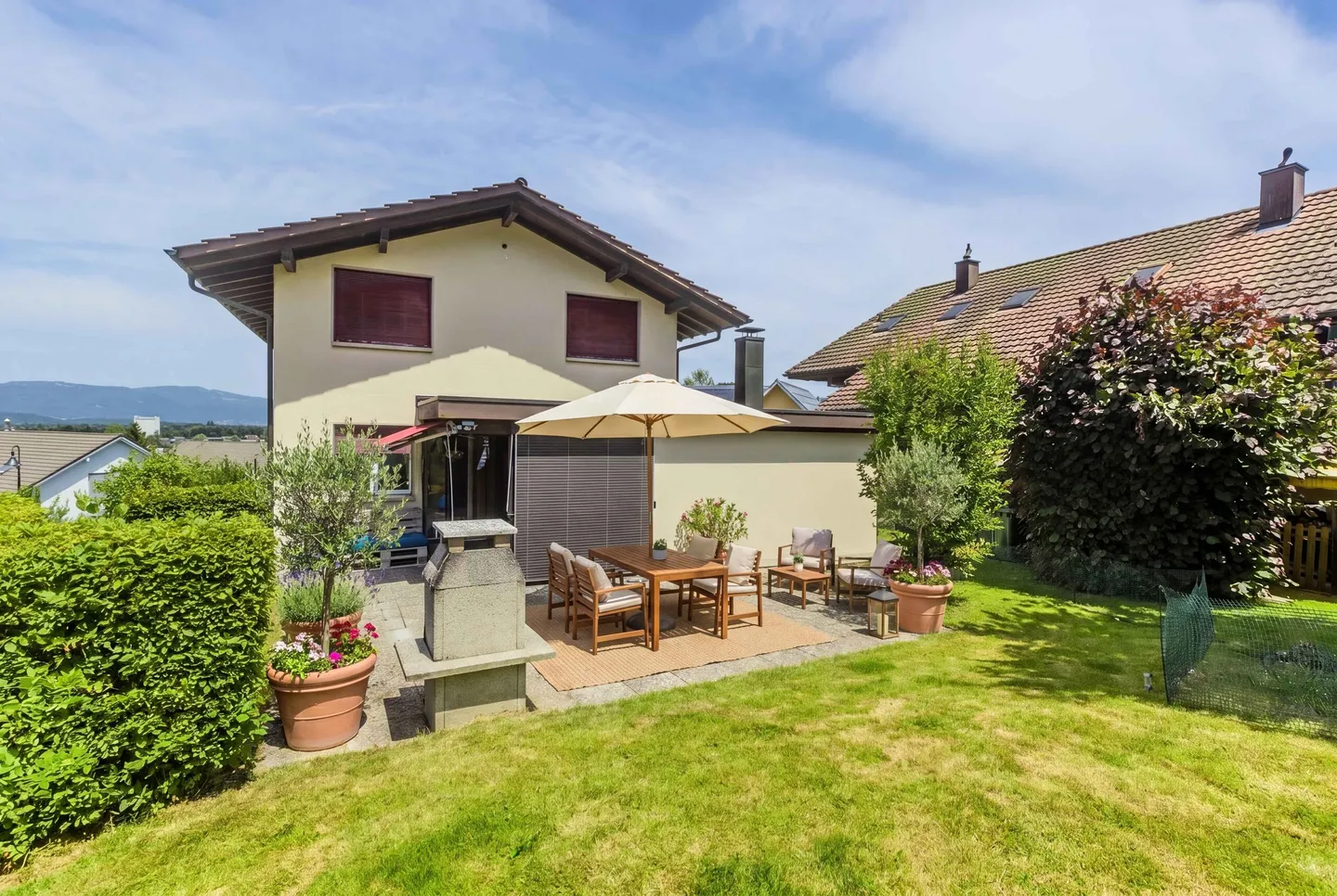 FREISTEHENDES EINFAMILIENHAUS MIT GANZ VIEL GRÜN - Photo 1 sur 5