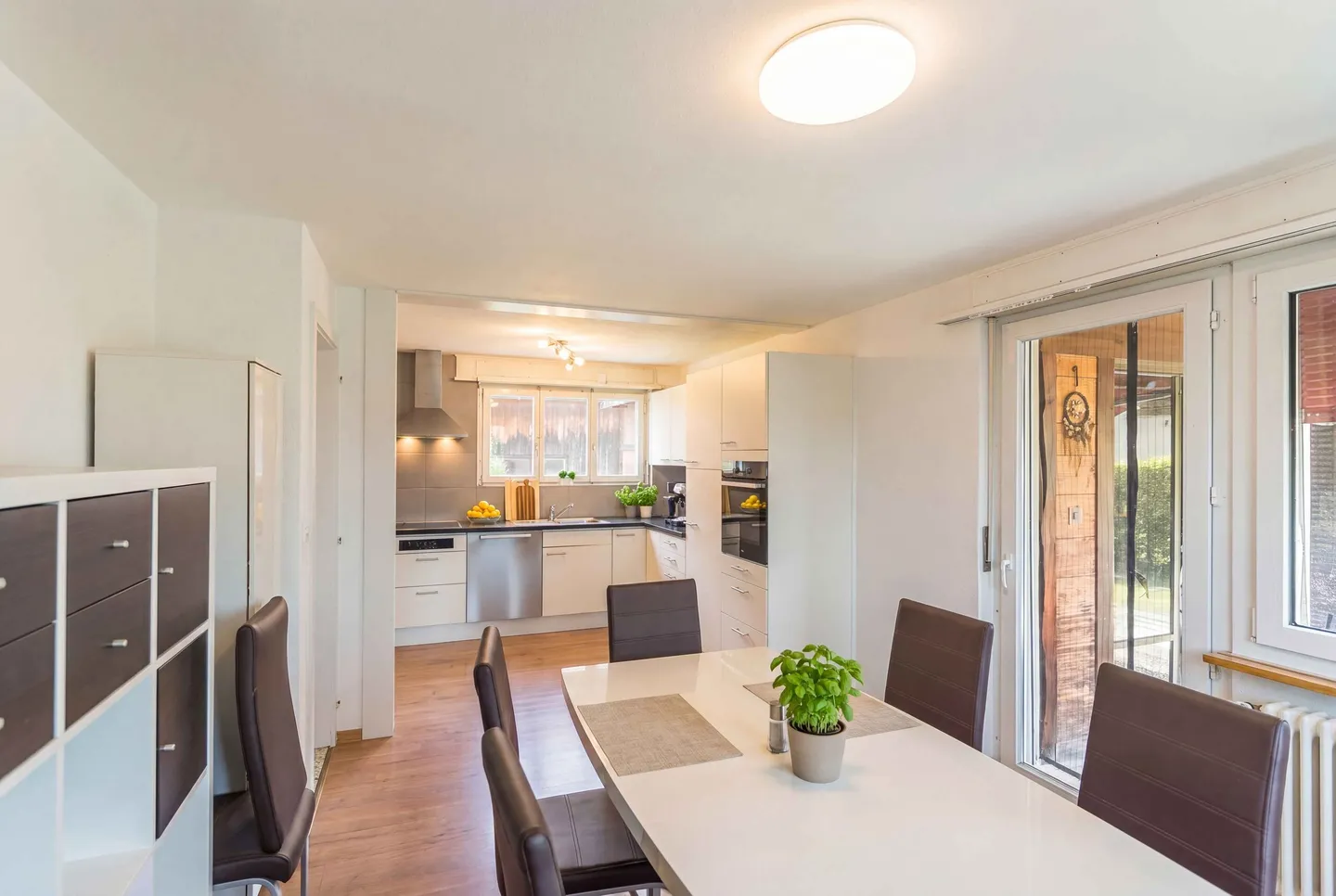 FREISTEHENDES EINFAMILIENHAUS MIT GANZ VIEL GRÜN - Photo 2 sur 5
