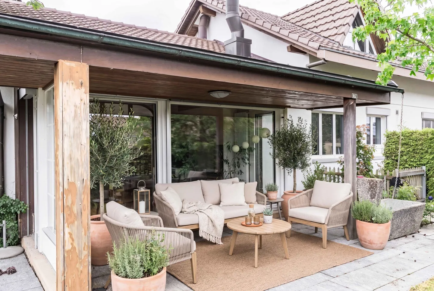 SPACIEUX ET VUE SUR LE VERDURE – MAISON INDIVIDUELLE DE 5,5 PIÈCES AVEC APPARTEMENT INDÉPENDANT - Photo 2 sur 5