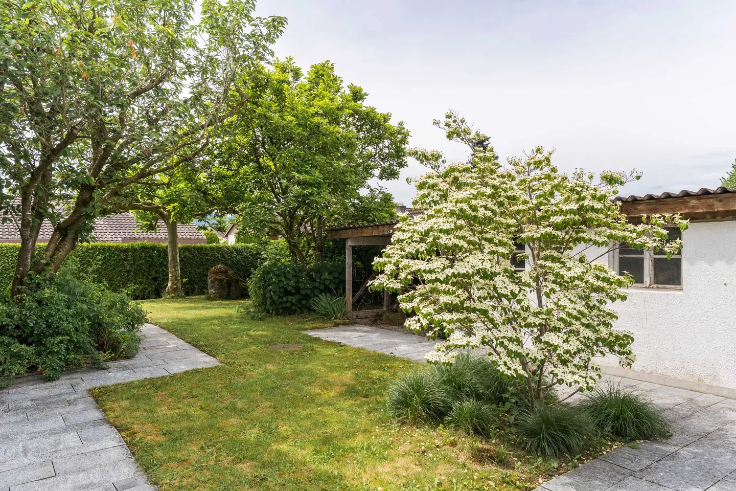 SPACIEUX ET VUE SUR LE VERDURE – MAISON INDIVIDUELLE DE 5,5 PIÈCES AVEC APPARTEMENT INDÉPENDANT - Photo 4 sur 5