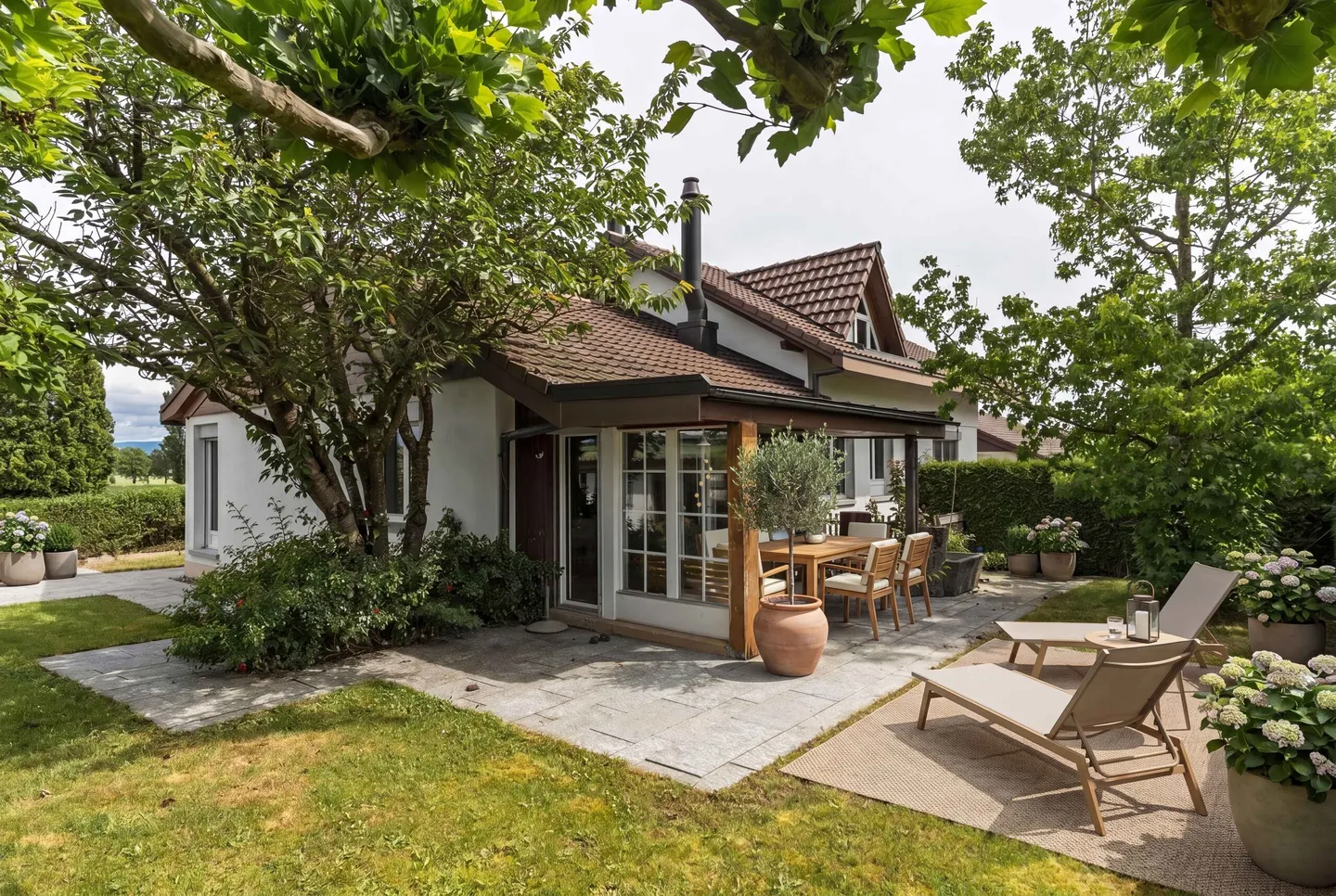 SPACIEUX ET VUE SUR LE VERDURE – MAISON INDIVIDUELLE DE 5,5 PIÈCES AVEC APPARTEMENT INDÉPENDANT - Photo 3 sur 5