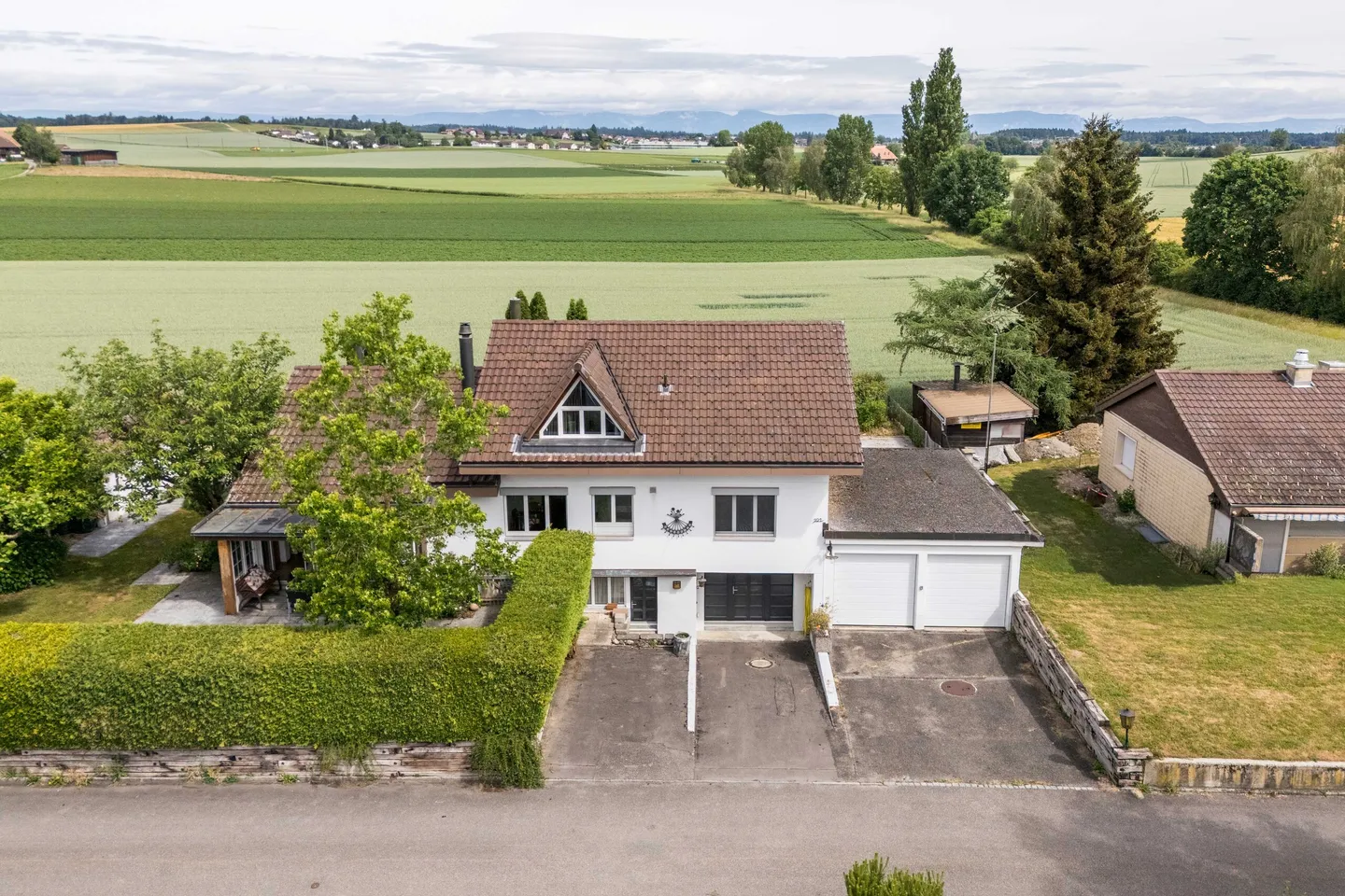 SPACIEUX ET VUE SUR LE VERDURE – MAISON INDIVIDUELLE DE 5,5 PIÈCES AVEC APPARTEMENT INDÉPENDANT - Photo 1 sur 5
