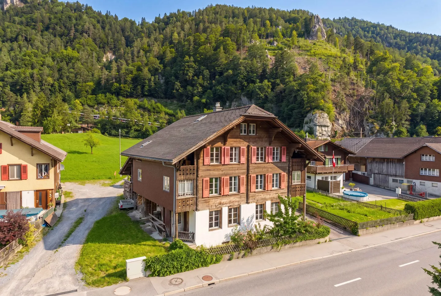 CHARMANTES  NUTZUNGSWUNDER MIT POTENZIAL IM BERNER OBERLAND - Photo 1 sur 5