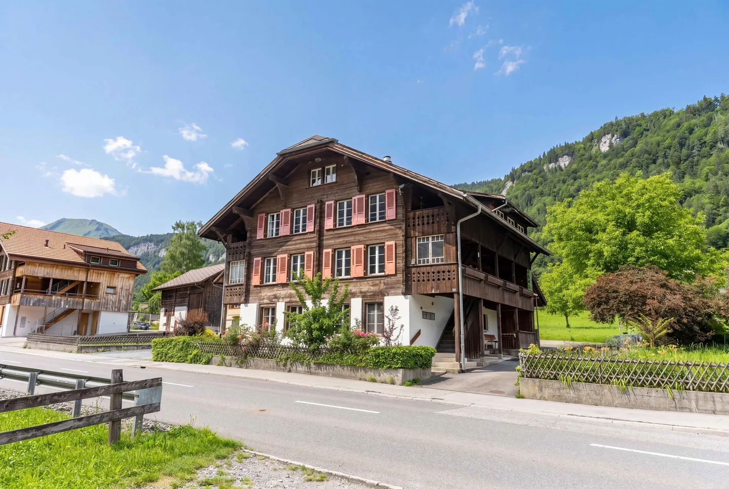 CHARMANTES  NUTZUNGSWUNDER MIT POTENZIAL IM BERNER OBERLAND - Photo 2 sur 5