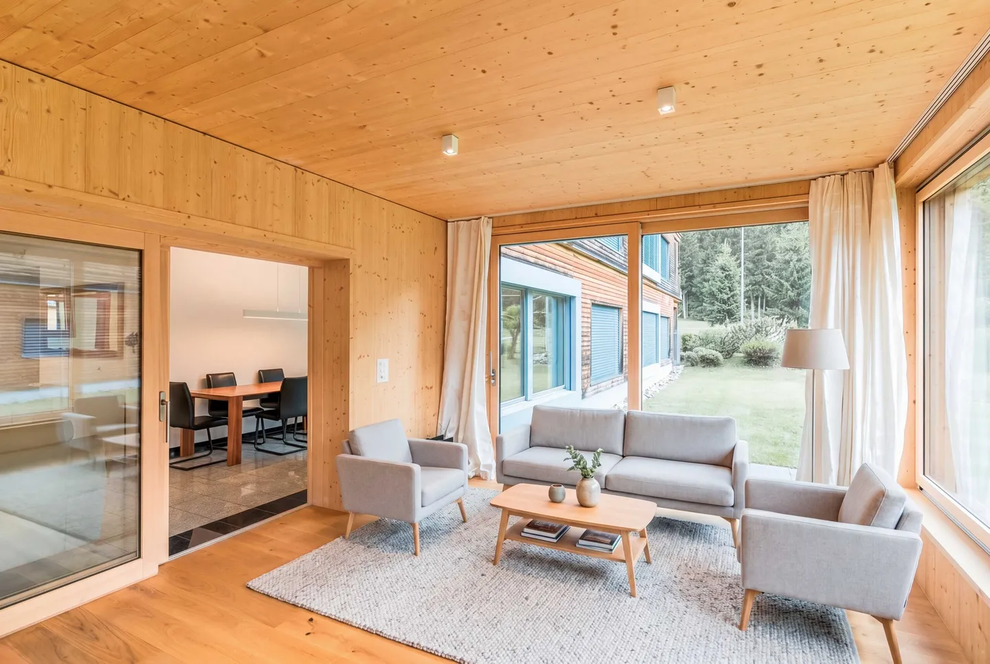 HIGH-QUALITY 3.5 ROOM GARDEN APARTMENT CENTRAL IN DAVOS - Photo 2 of 5